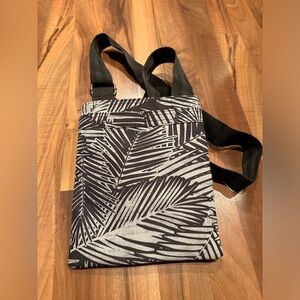 Dakine women’s cross body bag